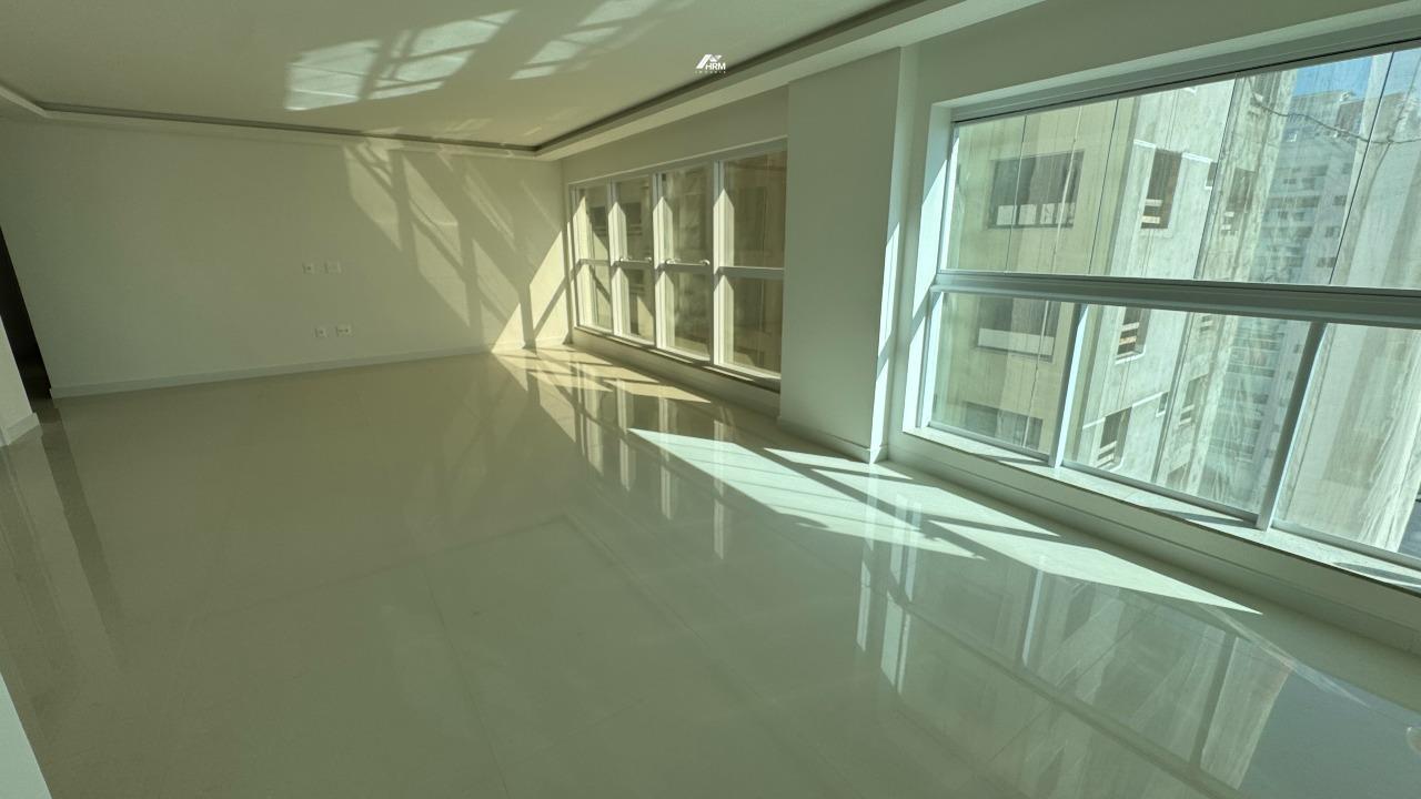 Apartamento à venda no Meia Praia: 