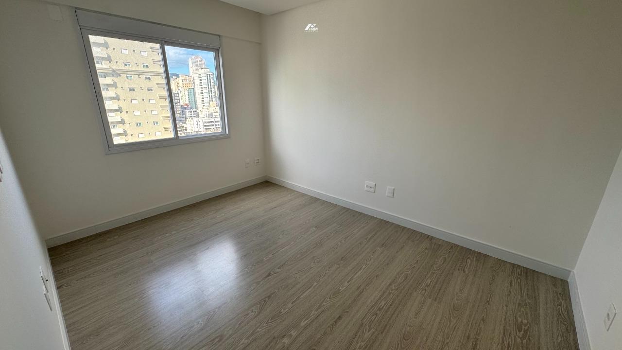 Apartamento à venda no Meia Praia: 