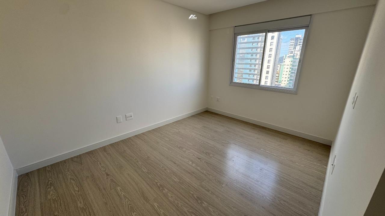 Apartamento à venda no Meia Praia: 