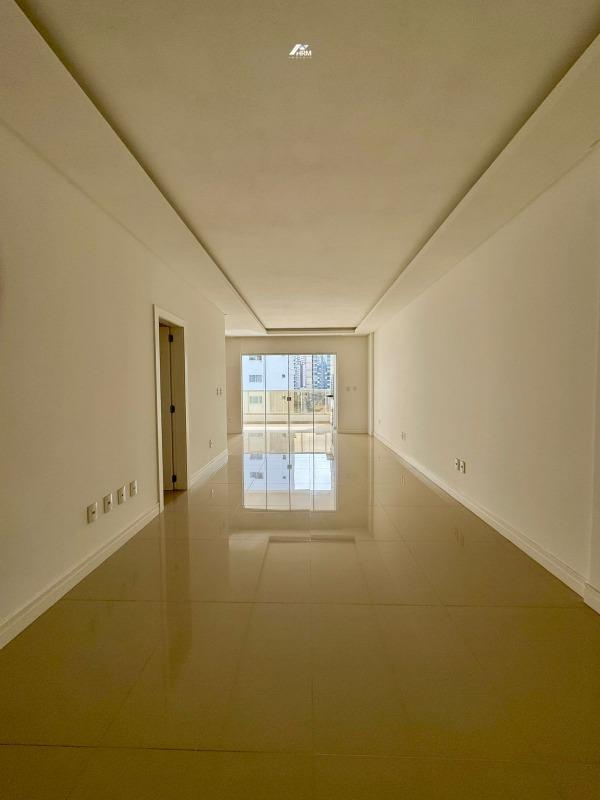 Apartamento à venda no Meia Praia: 