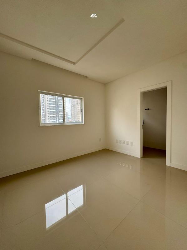 Apartamento à venda no Meia Praia: 