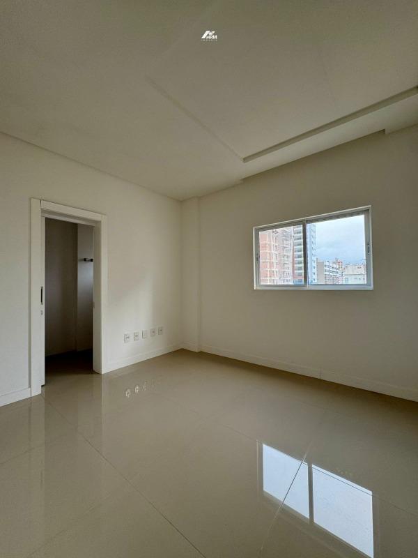 Apartamento à venda no Meia Praia: 