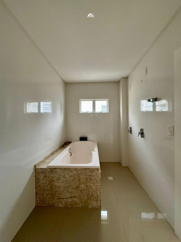 Apartamento à venda no Meia Praia: 