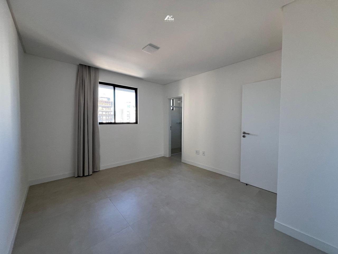 Apartamento à venda no Meia Praia: 