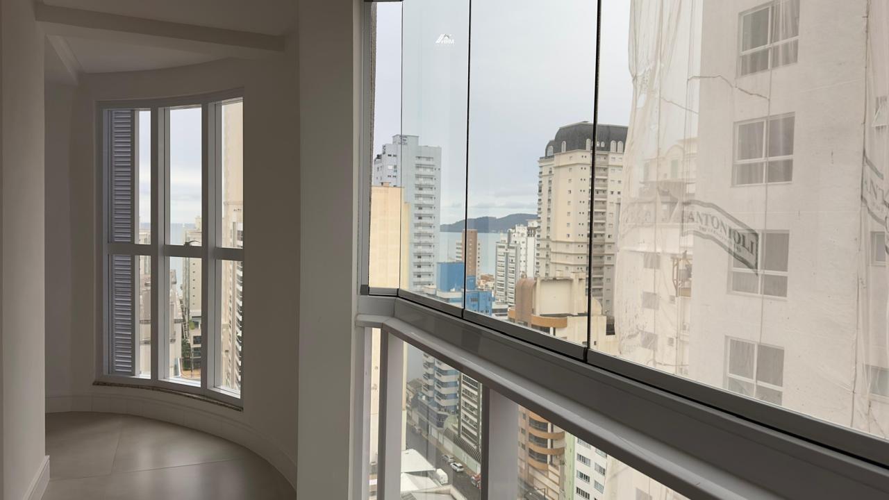 Apartamento à venda no Meia Praia: 