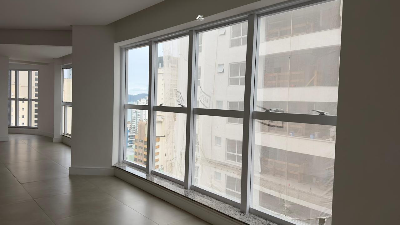 Apartamento à venda no Meia Praia: 