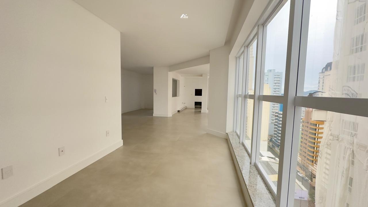 Apartamento à venda no Meia Praia: 