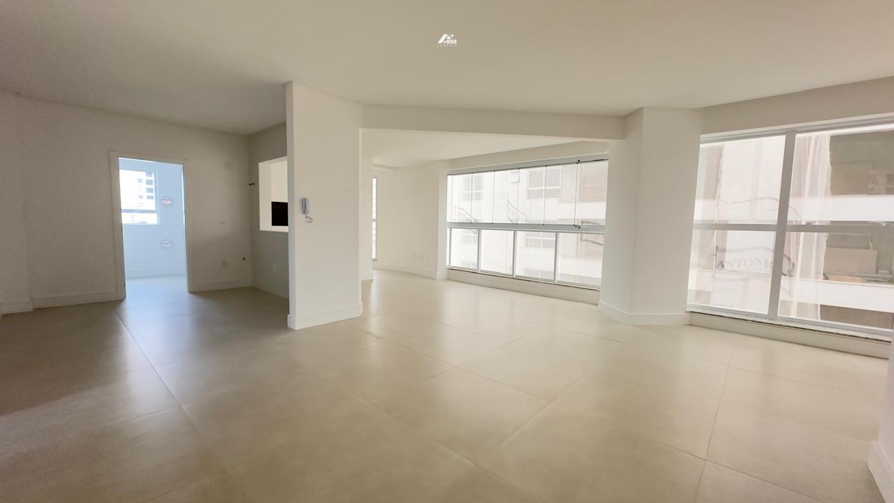 Apartamento à venda no Meia Praia: 