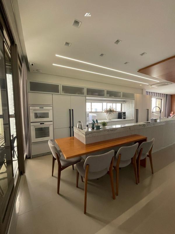 Apartamento à venda no Meia Praia: 