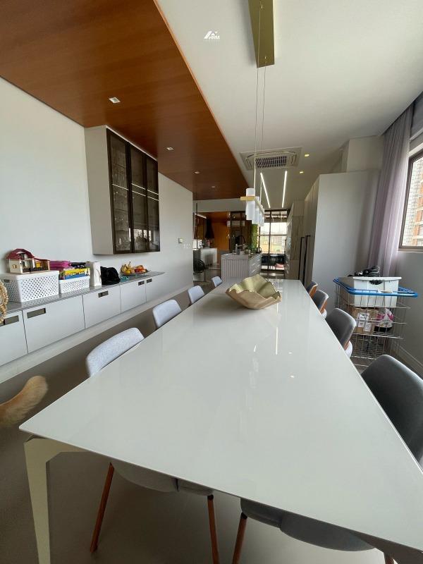 Apartamento à venda no Meia Praia: 