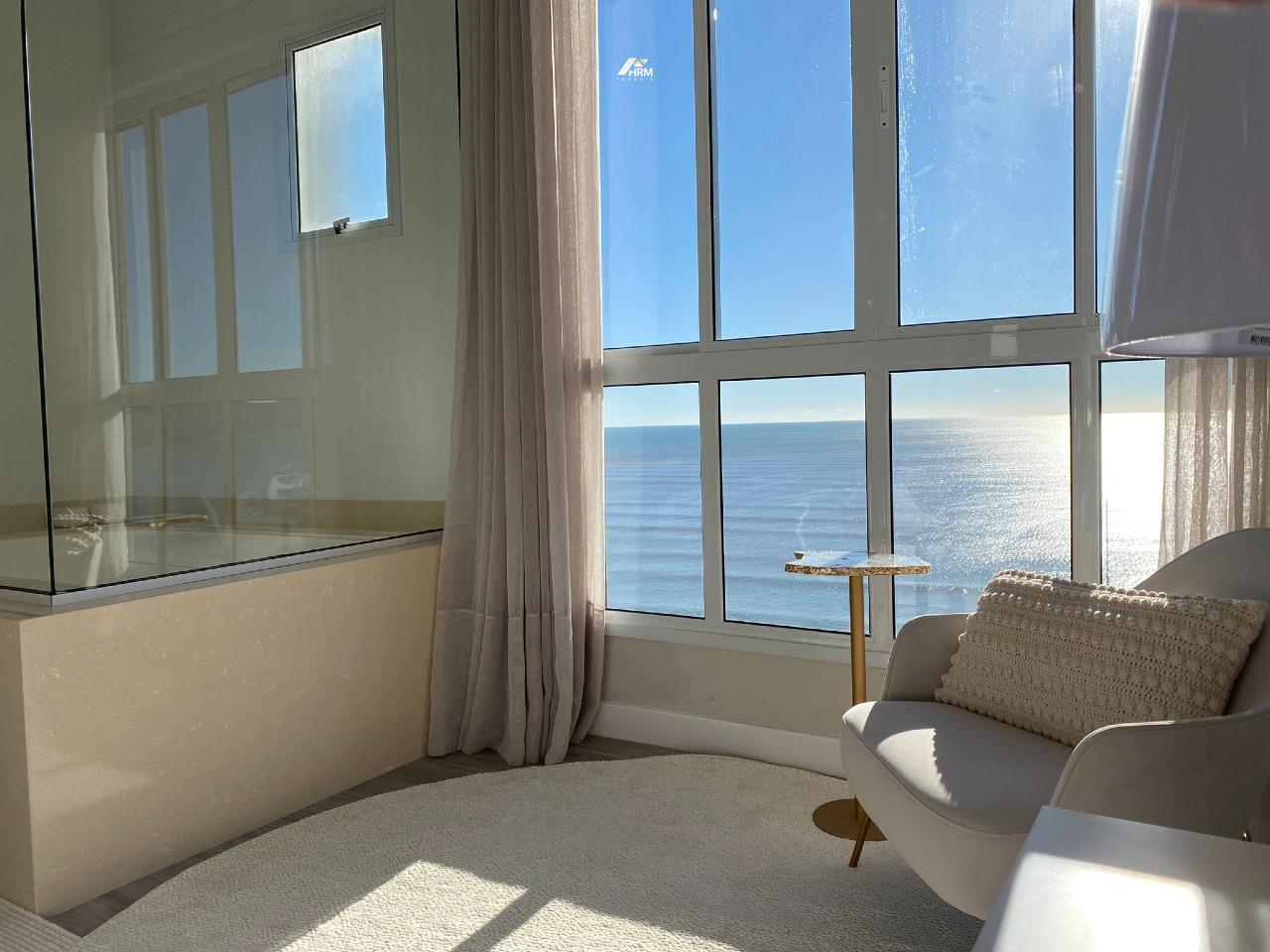 Apartamento à venda no Meia Praia: 