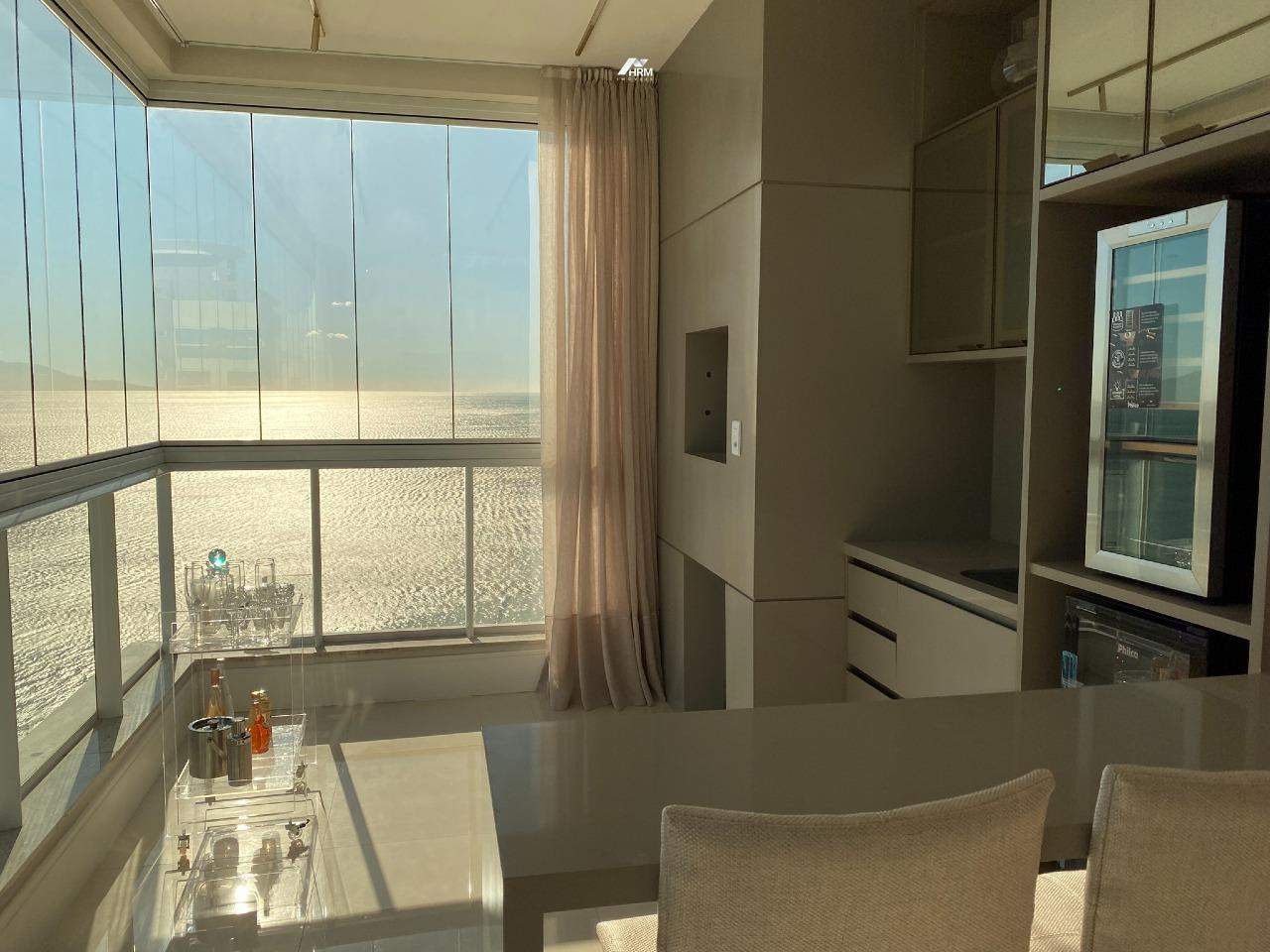 Apartamento à venda no Meia Praia: 