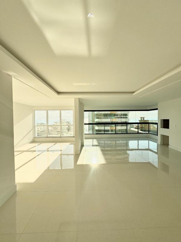 Apartamento à venda no Meia Praia: 