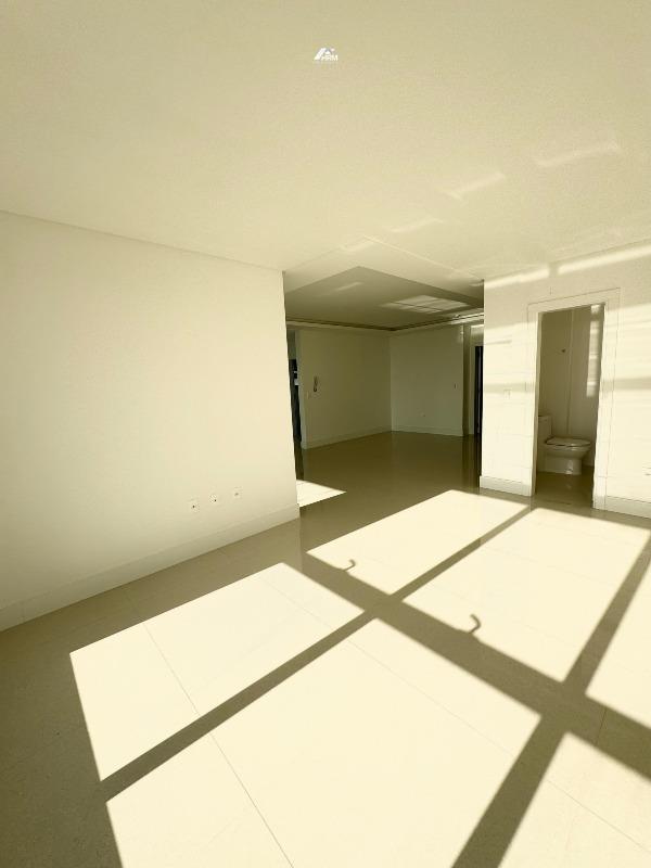 Apartamento à venda no Meia Praia: 