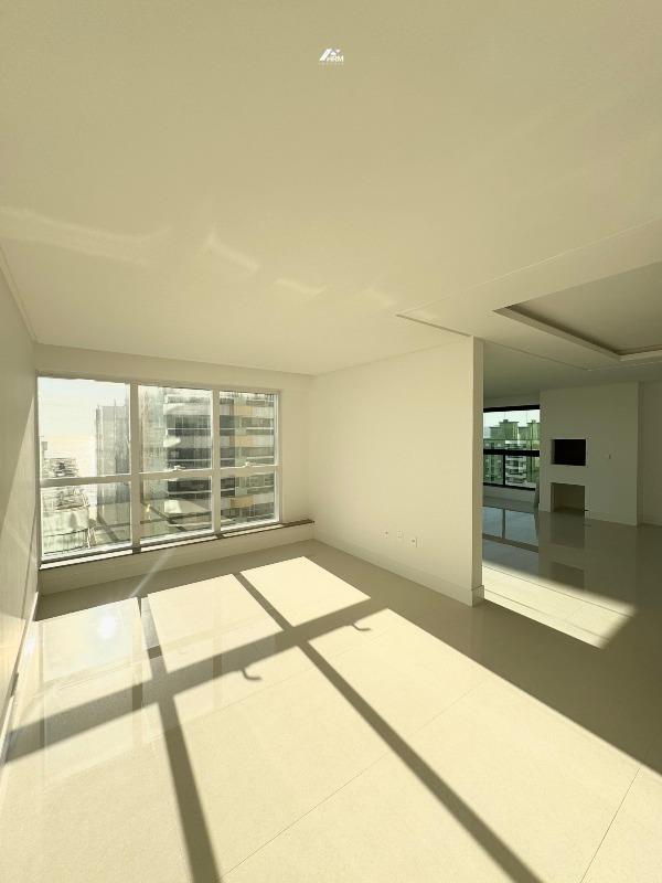 Apartamento à venda no Meia Praia: 