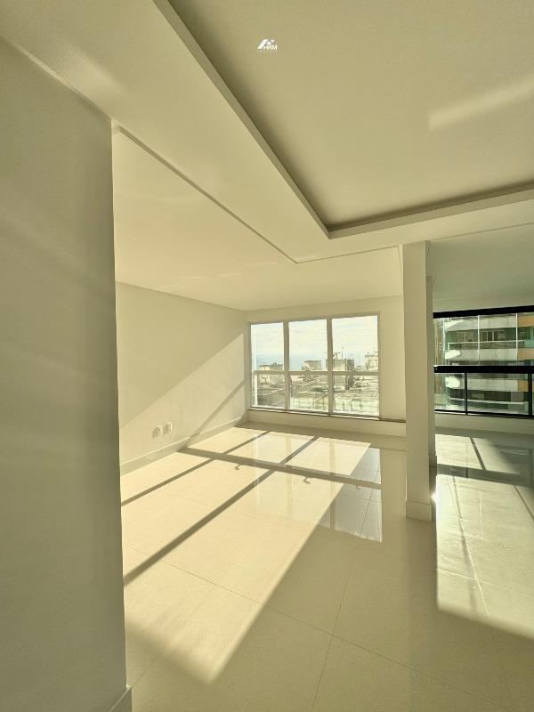 Apartamento à venda no Meia Praia: 