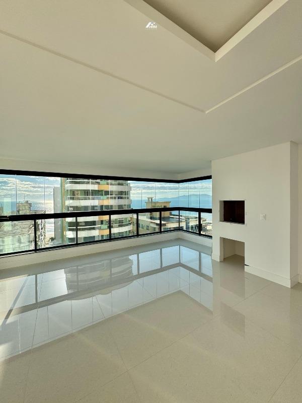 Apartamento à venda no Meia Praia: 