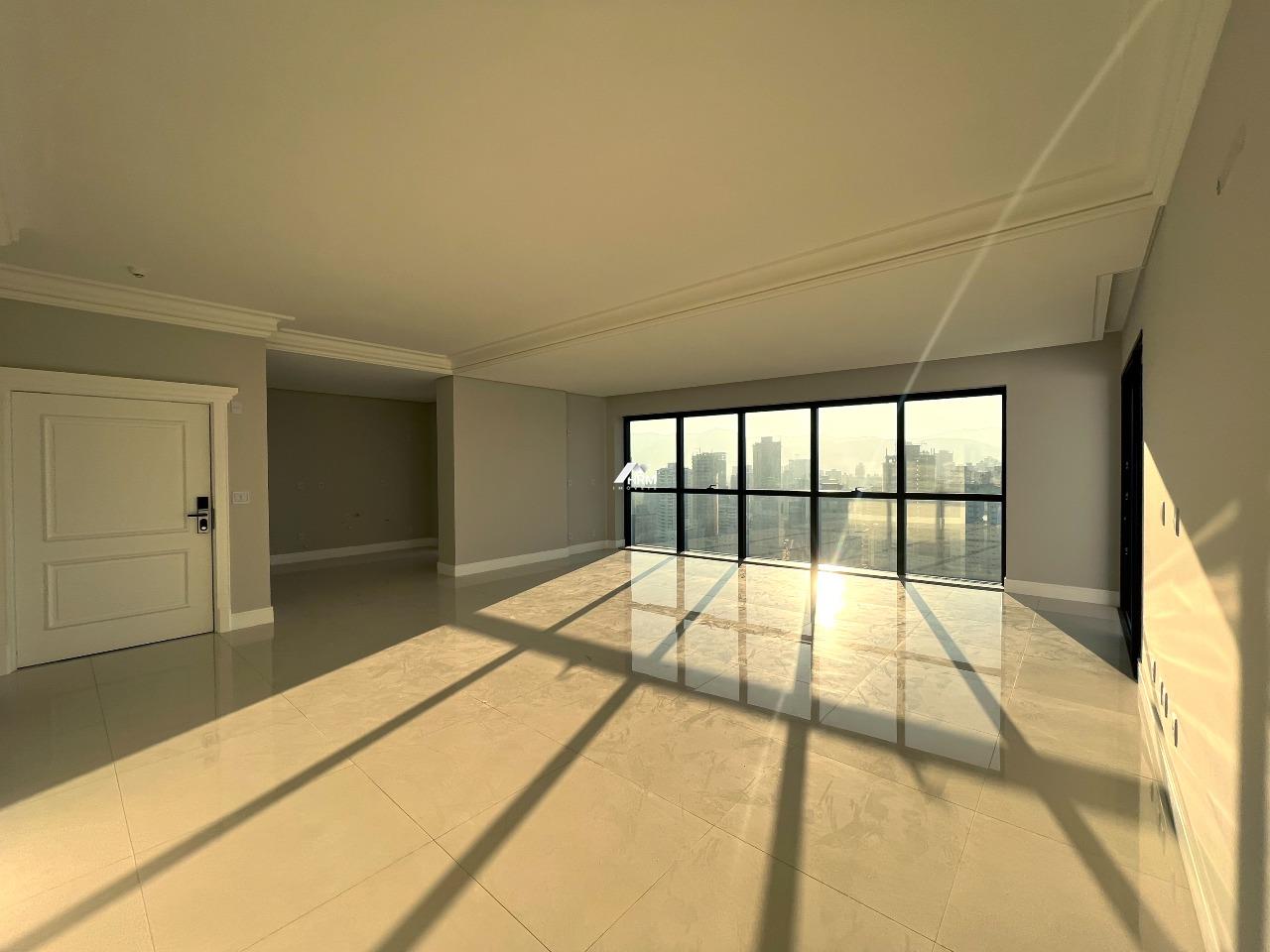 Apartamento à venda no Meia Praia: 