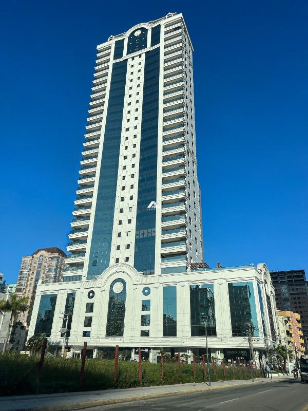 Apartamento à venda no Meia Praia: 