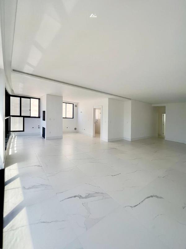 Apartamento à venda no Meia Praia: 