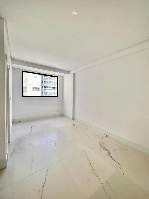 Apartamento à venda no Meia Praia: 