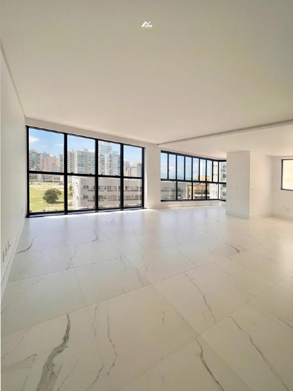 Apartamento à venda no Meia Praia: 