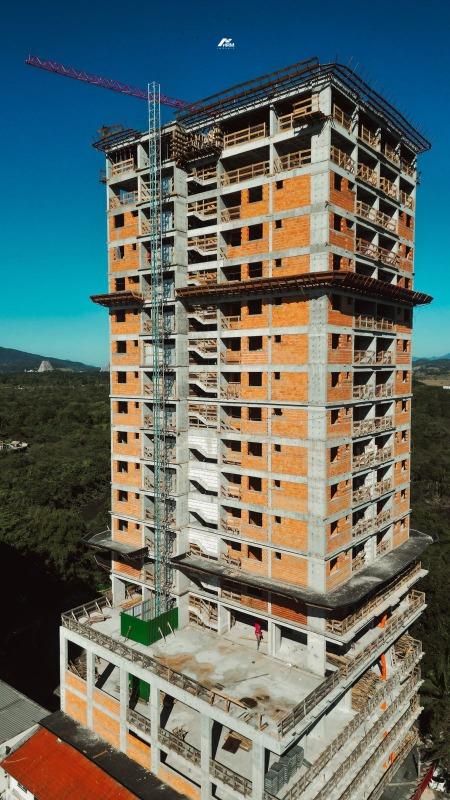 Apartamento à venda no Meia Praia: 