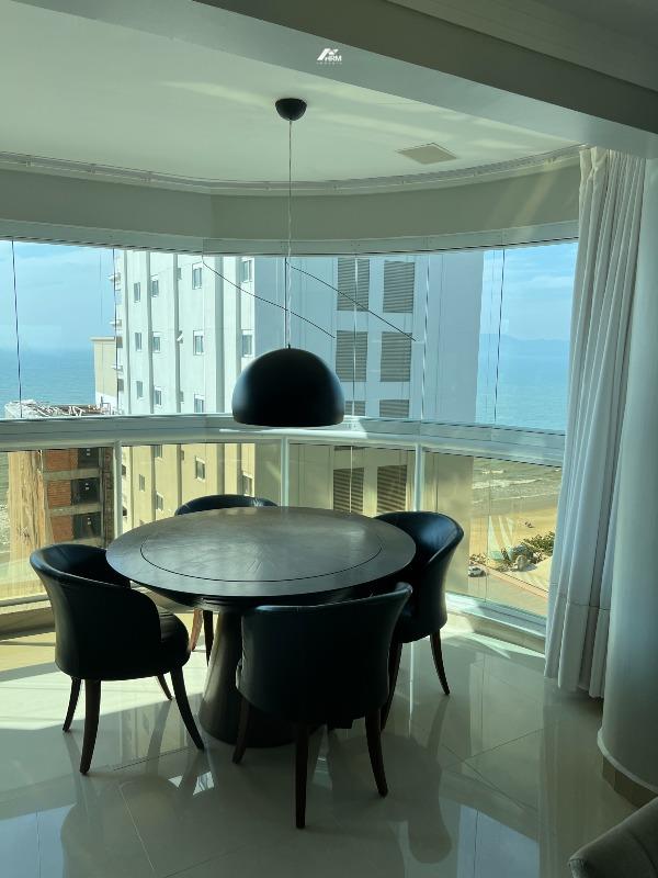 Apartamento à venda no Meia Praia: 