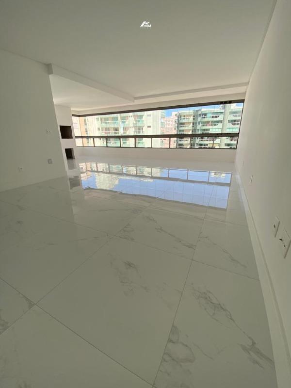 Apartamento à venda no Meia Praia: 