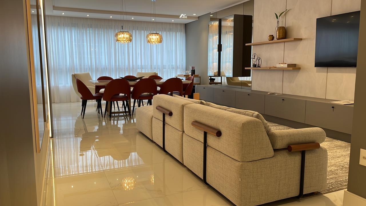 Apartamento à venda no Meia Praia: 