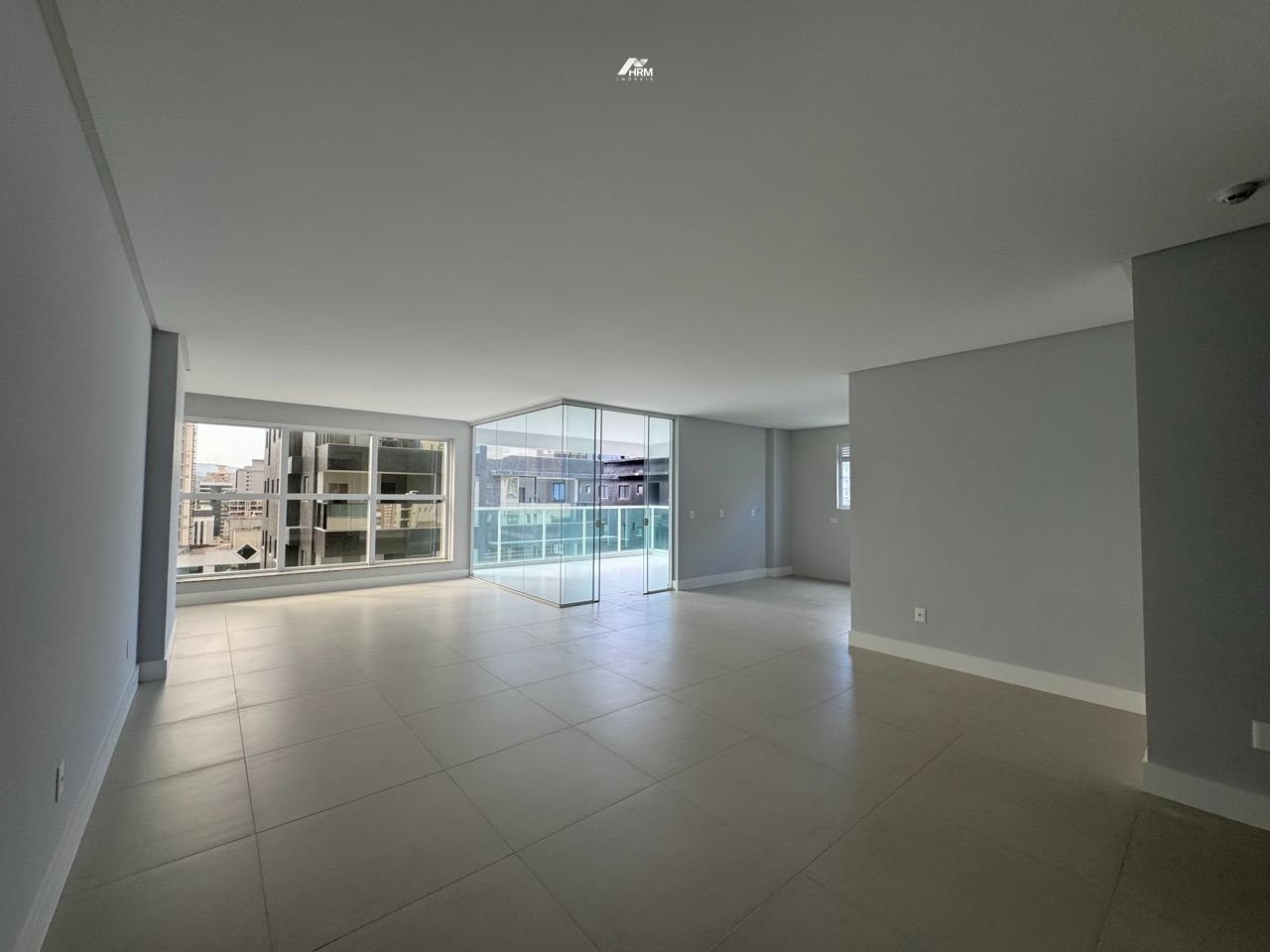 Apartamento à venda no Meia Praia: 