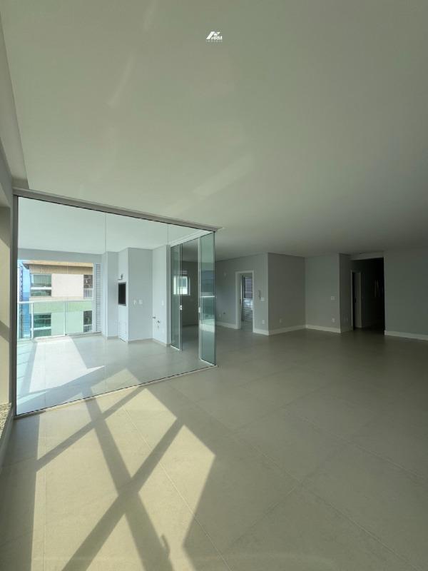 Apartamento à venda no Meia Praia: 