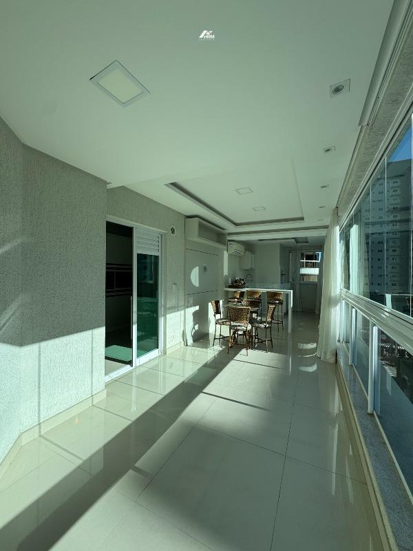 Apartamento à venda no Meia Praia: 