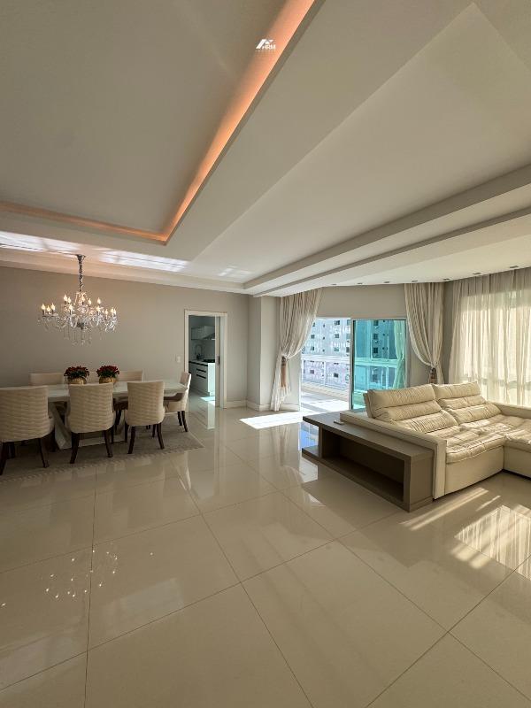 Apartamento à venda no Meia Praia: 