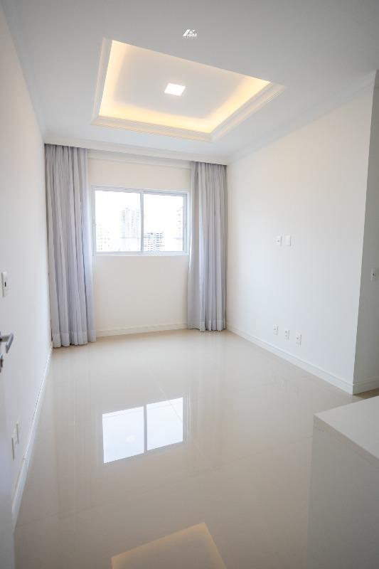 Apartamento à venda no Meia Praia: 
