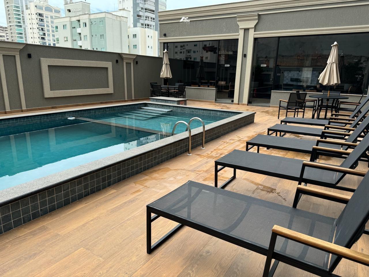 Apartamento à venda no Meia Praia: 