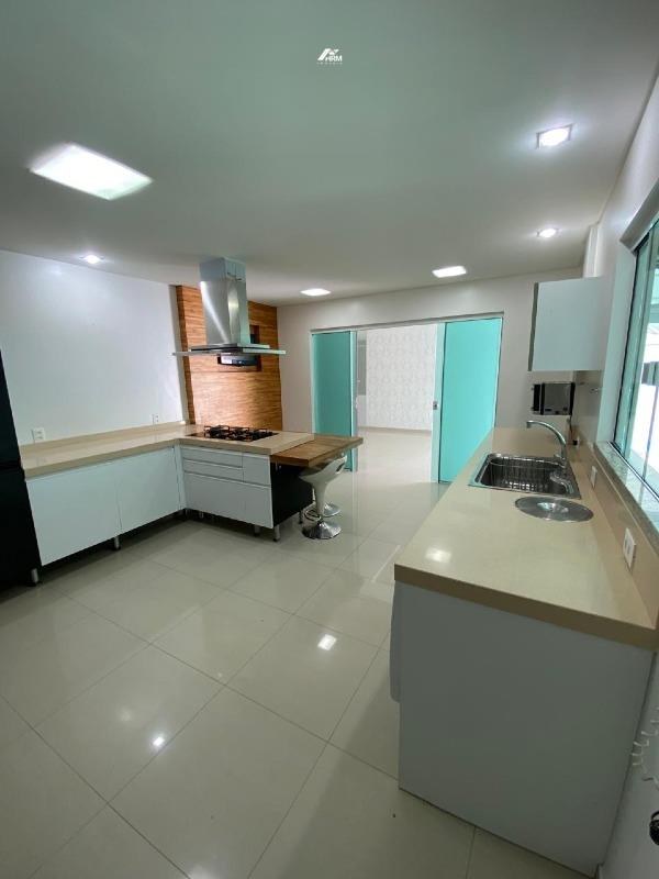 Casa de Condomínio à venda no Centro: 