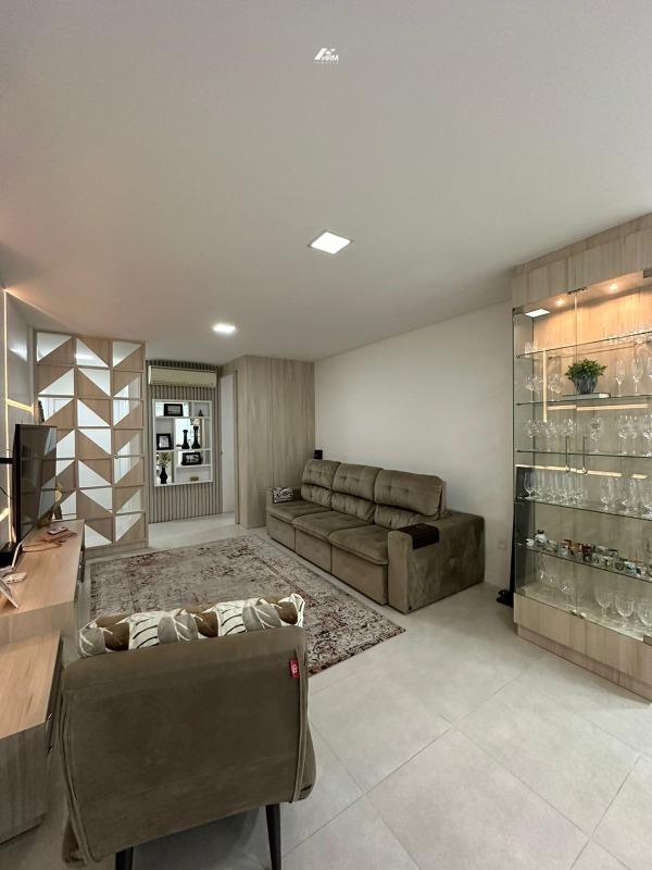 Apartamento à venda no Meia Praia: 