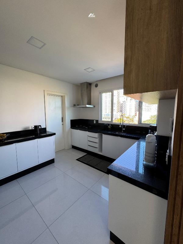 Apartamento à venda no Meia Praia: 