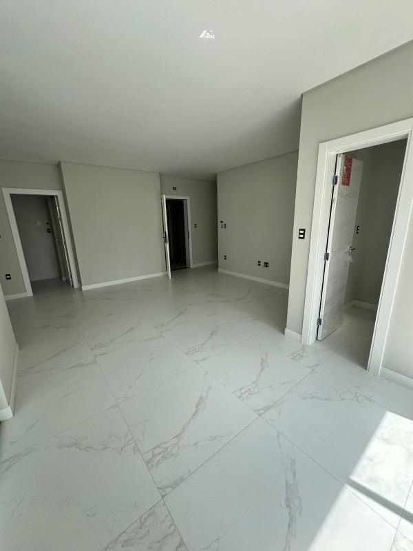 Apartamento à venda no Meia Praia: 