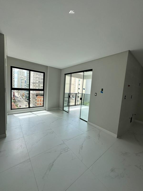 Apartamento à venda no Meia Praia: 