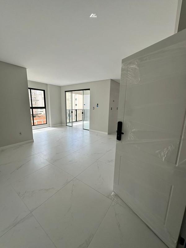 Apartamento à venda no Meia Praia: 