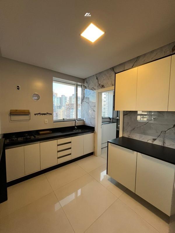 Apartamento à venda no Meia Praia: 