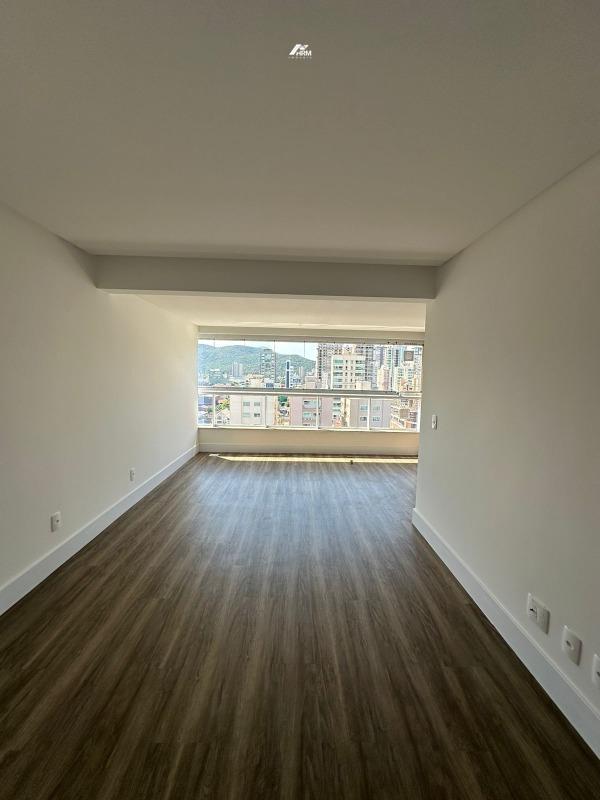 Apartamento à venda no Meia Praia: 