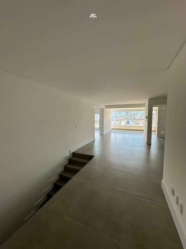 Apartamento à venda no Meia Praia: 