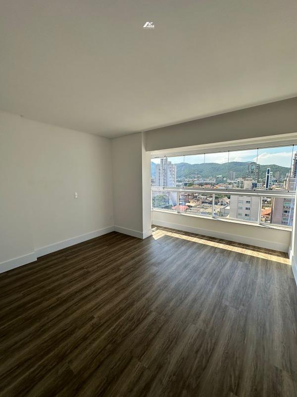 Apartamento à venda no Meia Praia: 