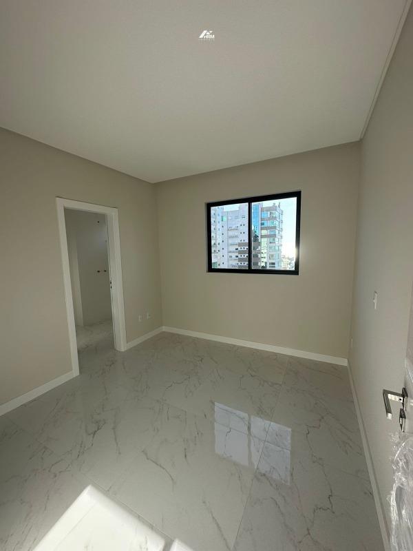 Apartamento à venda no Meia Praia: 