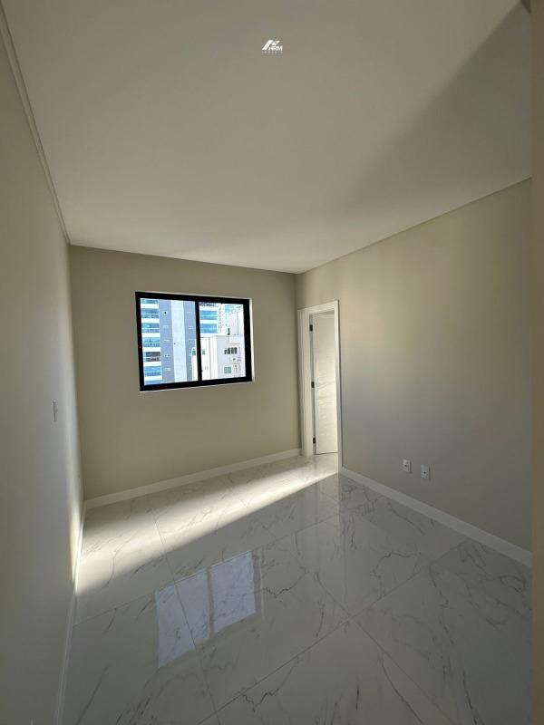 Apartamento à venda no Meia Praia: 