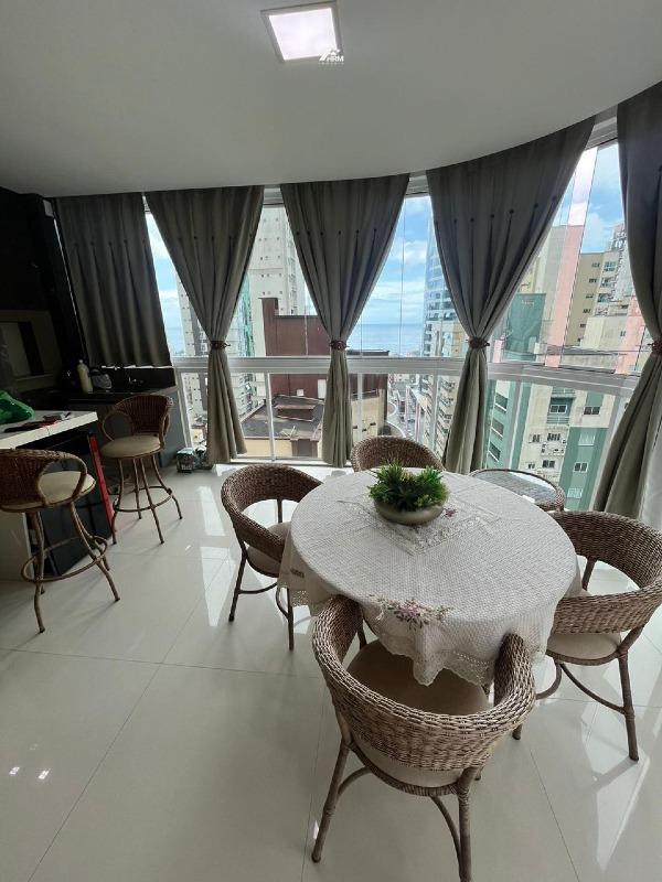 Apartamento à venda no Meia Praia: 