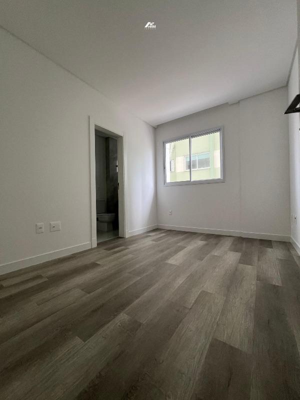 Apartamento à venda no Meia Praia: 